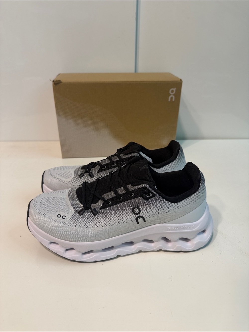 New oncloud athletic shoes Cloudtilt black and white womens size 8